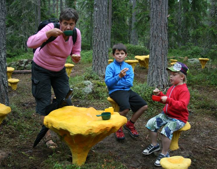 Ingeli Gagner med Alvin och Petter bland kantareller i Trolska Skogen